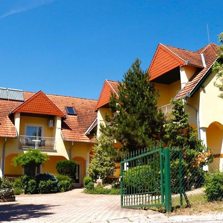 Wagner Panzio Hotel Черсектомай Екстериор снимка