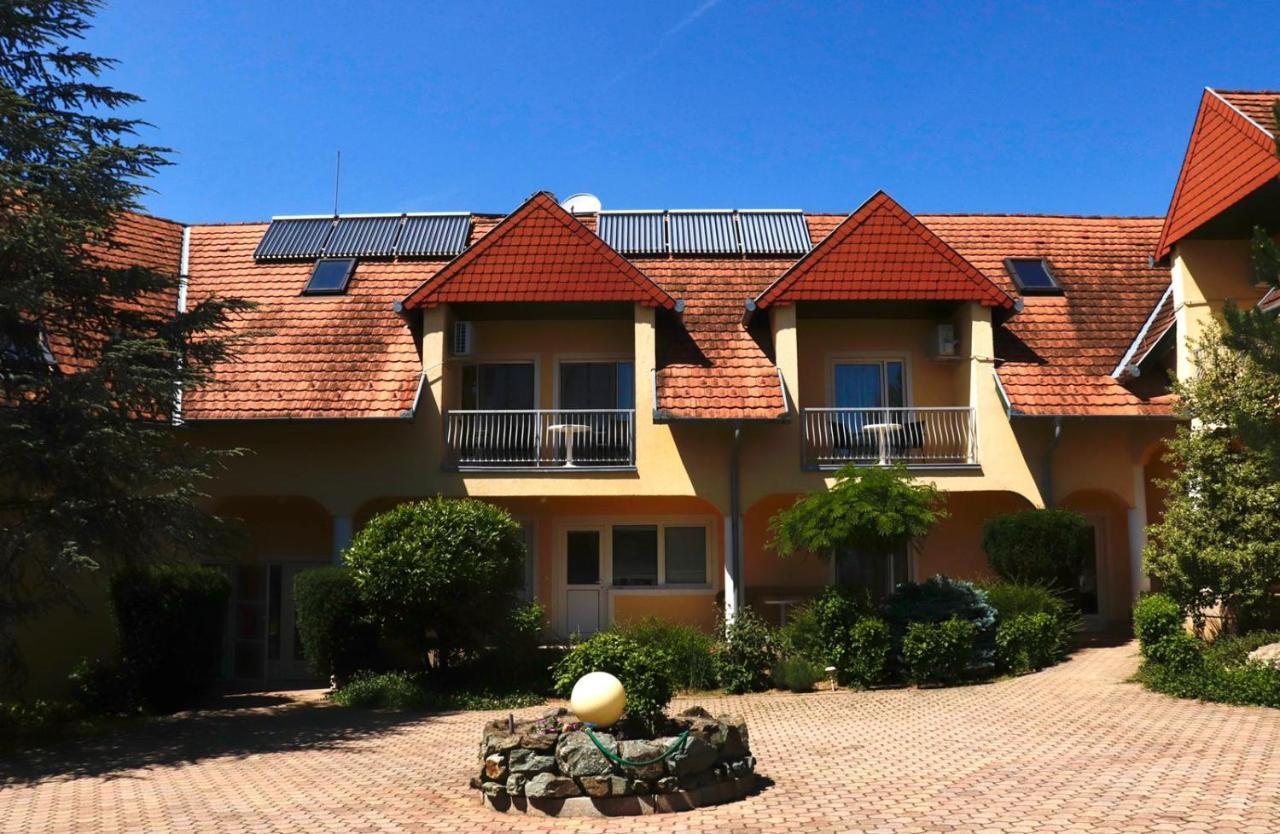 Wagner Panzio Hotel Черсектомай Екстериор снимка