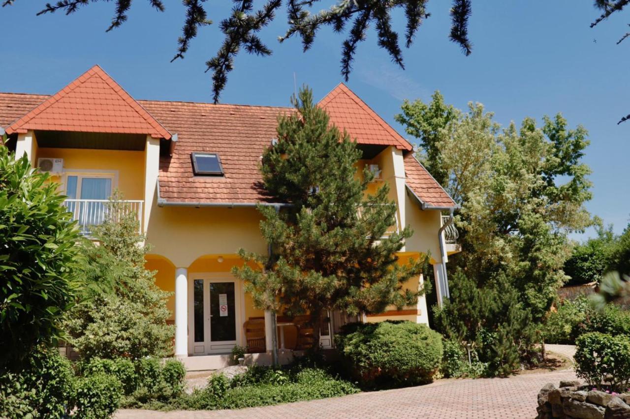 Wagner Panzio Hotel Черсектомай Екстериор снимка