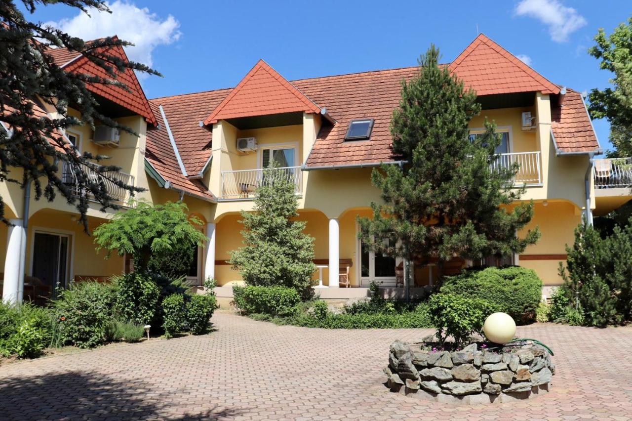 Wagner Panzio Hotel Черсектомай Екстериор снимка