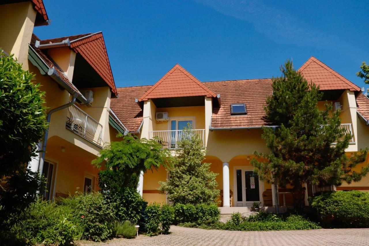 Wagner Panzio Hotel Черсектомай Екстериор снимка