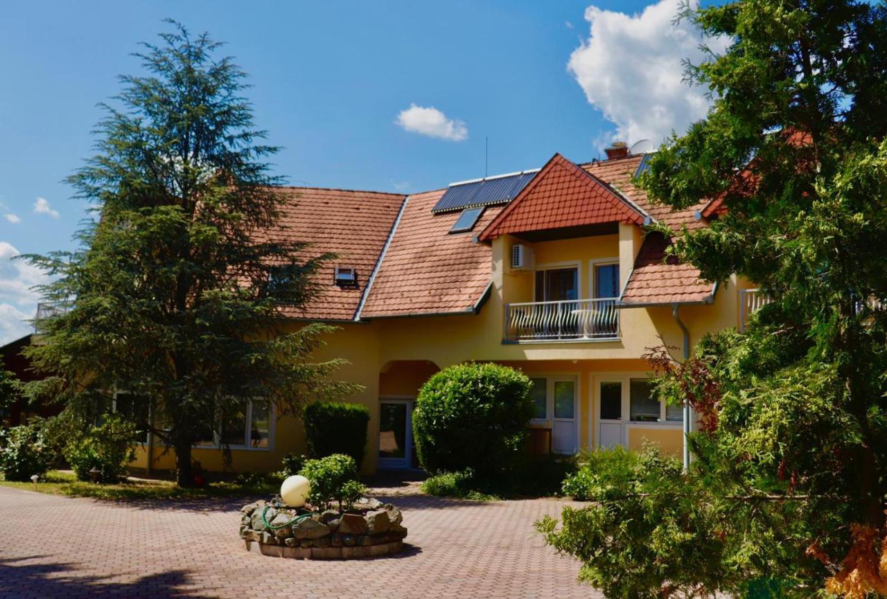 Wagner Panzio Hotel Черсектомай Екстериор снимка