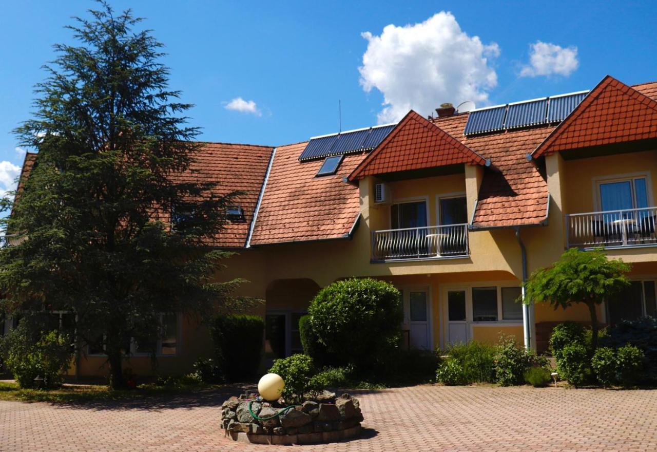 Wagner Panzio Hotel Черсектомай Екстериор снимка