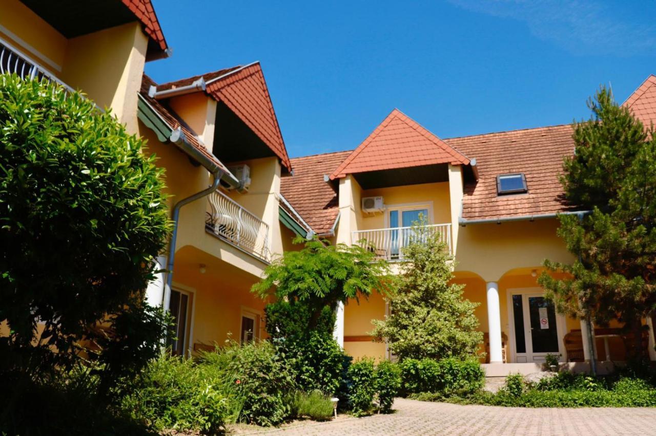 Wagner Panzio Hotel Черсектомай Екстериор снимка