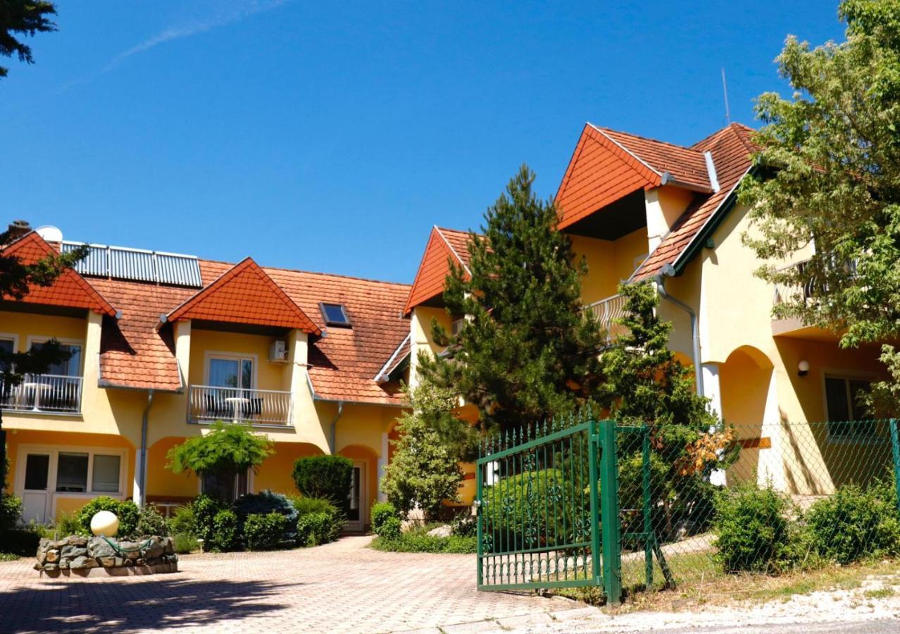 Wagner Panzio Hotel Черсектомай Екстериор снимка