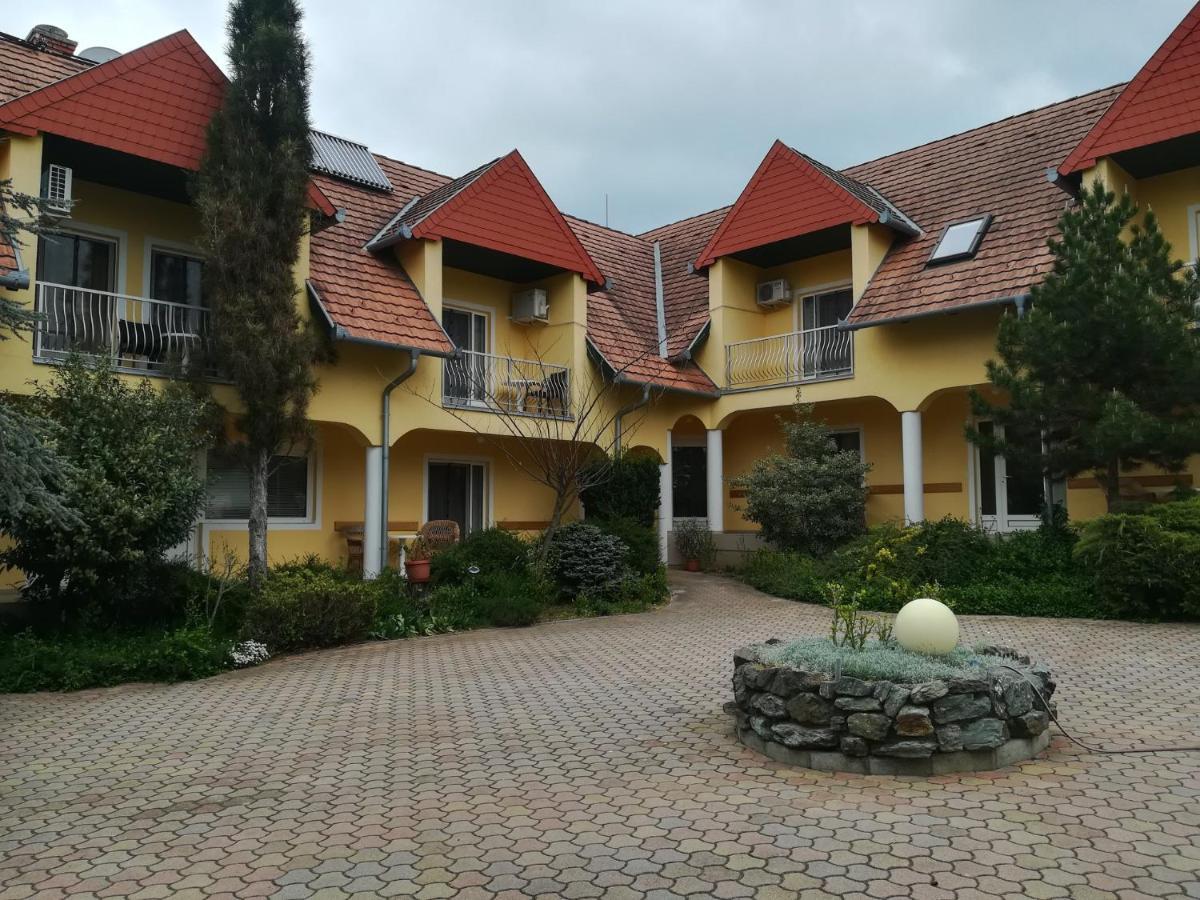 Wagner Panzio Hotel Черсектомай Екстериор снимка