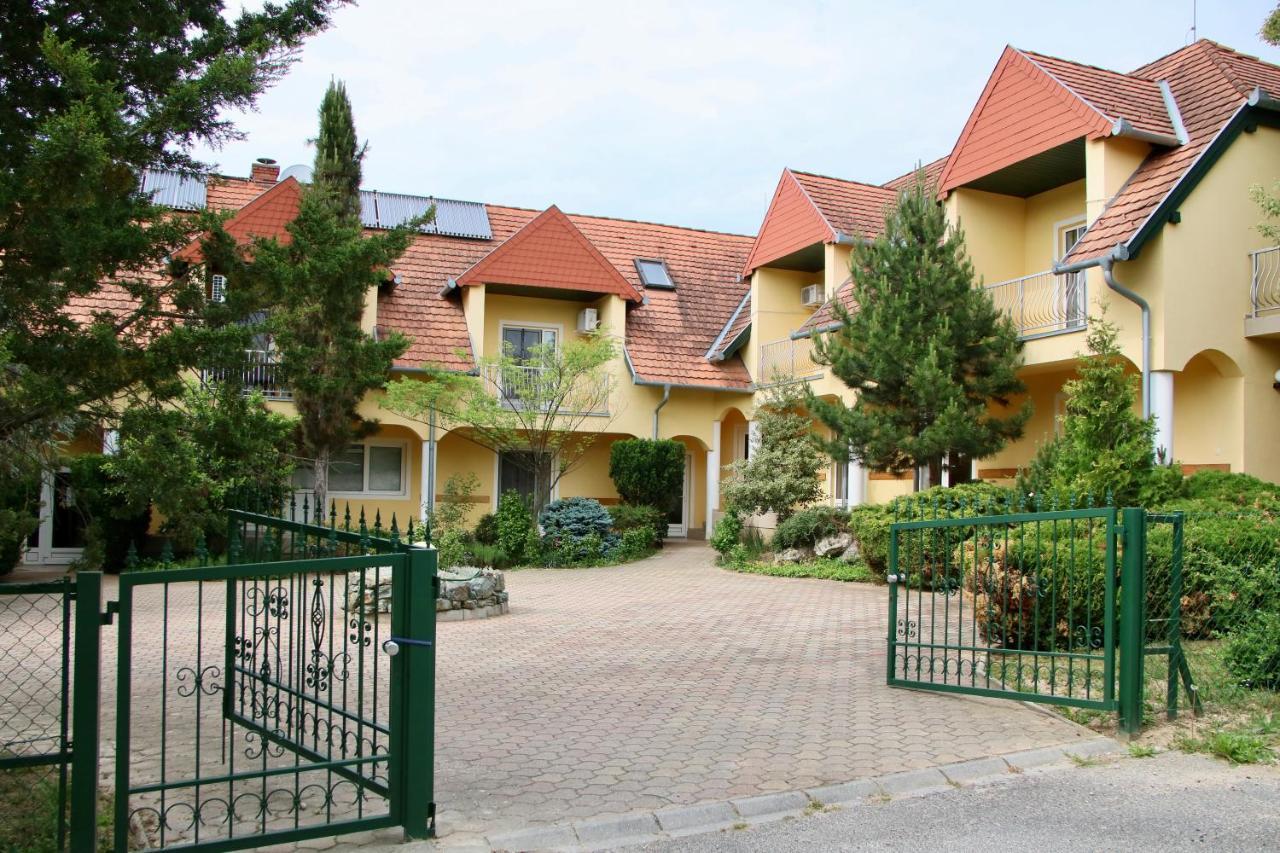 Wagner Panzio Hotel Черсектомай Екстериор снимка